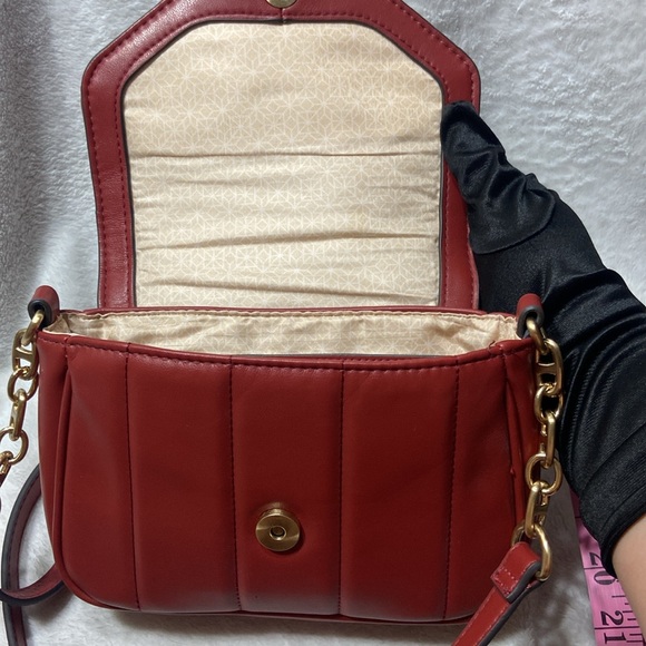 Elegant Red Quilted Shoulder Bag - Picture 10 of 13